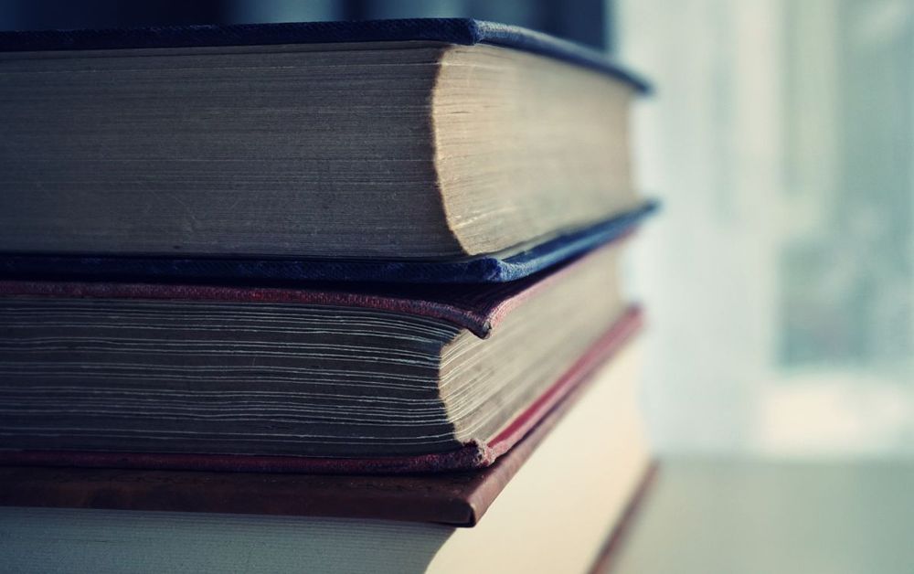 Стопка старых книг